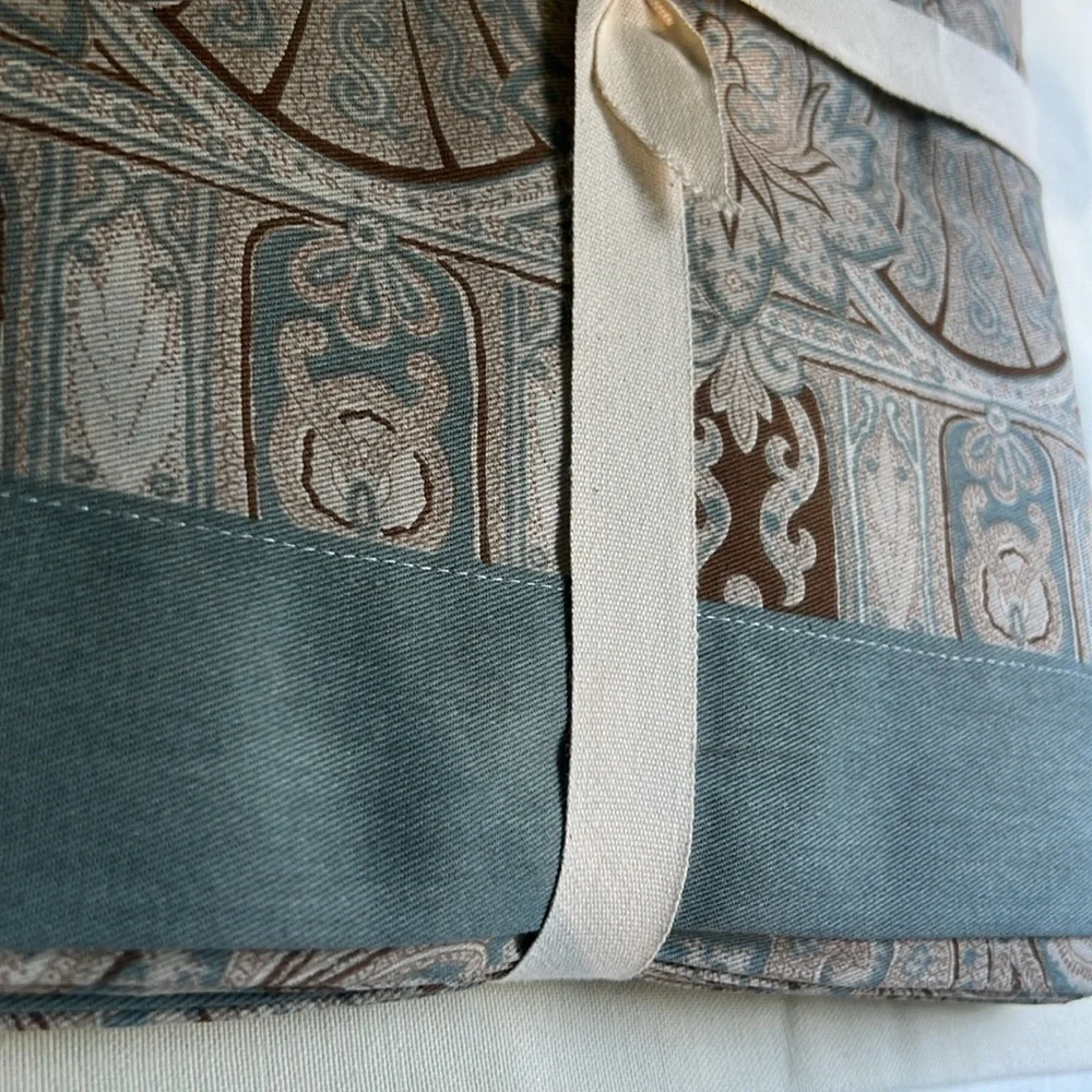 New Williams-Sonoma Blue Paisley Tablecloth 70X90 6-8 average settings